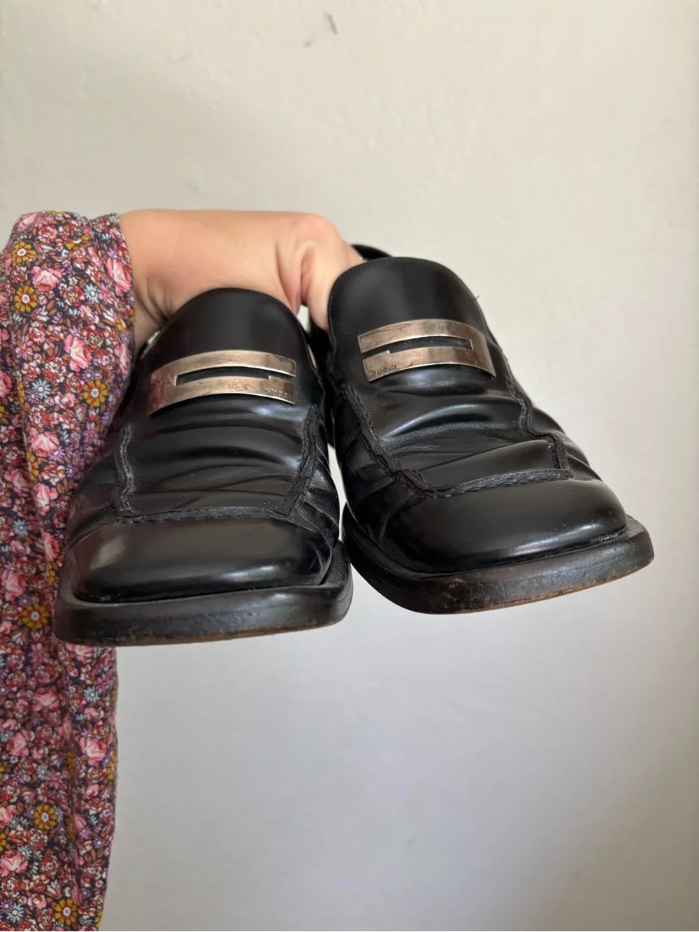 Gucci Black Leather Loafers with Silver-Tone Bar